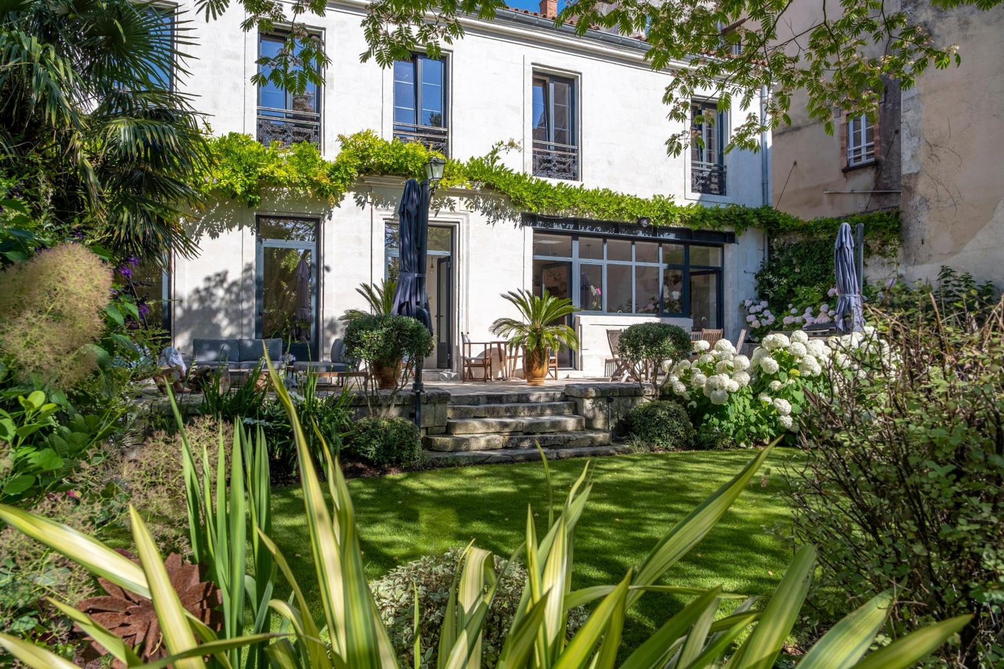 Escale Rochelaise, Gite Urbain Avec Spa Bain Nordique Et Sauna Tonneau La Rochelle  Exteriér fotografie